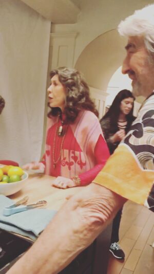 Lindsey Kraft Instagram - ❤️💔tomorrow. it begins and ends. behind the scenes with these lovely legends. #graceandfrankie @netflix @graceandfrankie @janefonda @barvonblaq @junediane @brooklyndecker @ethanembry @trickybear @petercambor #martinsheen #samwaterston ❤️💔❤️💔❤️💔❤️💔❤️
