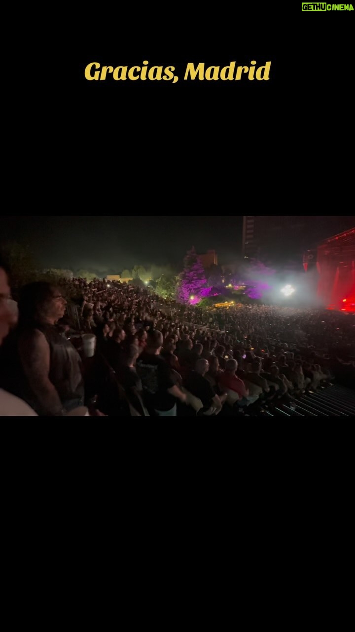 Liniers - 1.2K Likes - Gracias, Madrid!!! @kevinjohansenoficial @julietavenegasp @nochesbotanico #tour #madrid #espana