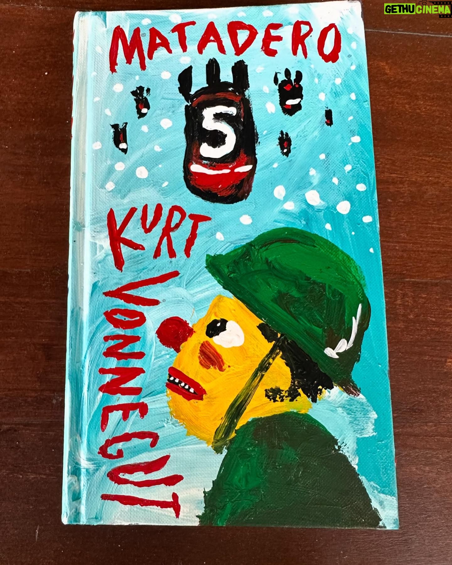 Liniers - 4.4K Likes - EncontrĆ© una librerĆa de usados y le pintĆ© unos libros a mis compaƱeros de viaje⦠#cumbierointelectual #thenada