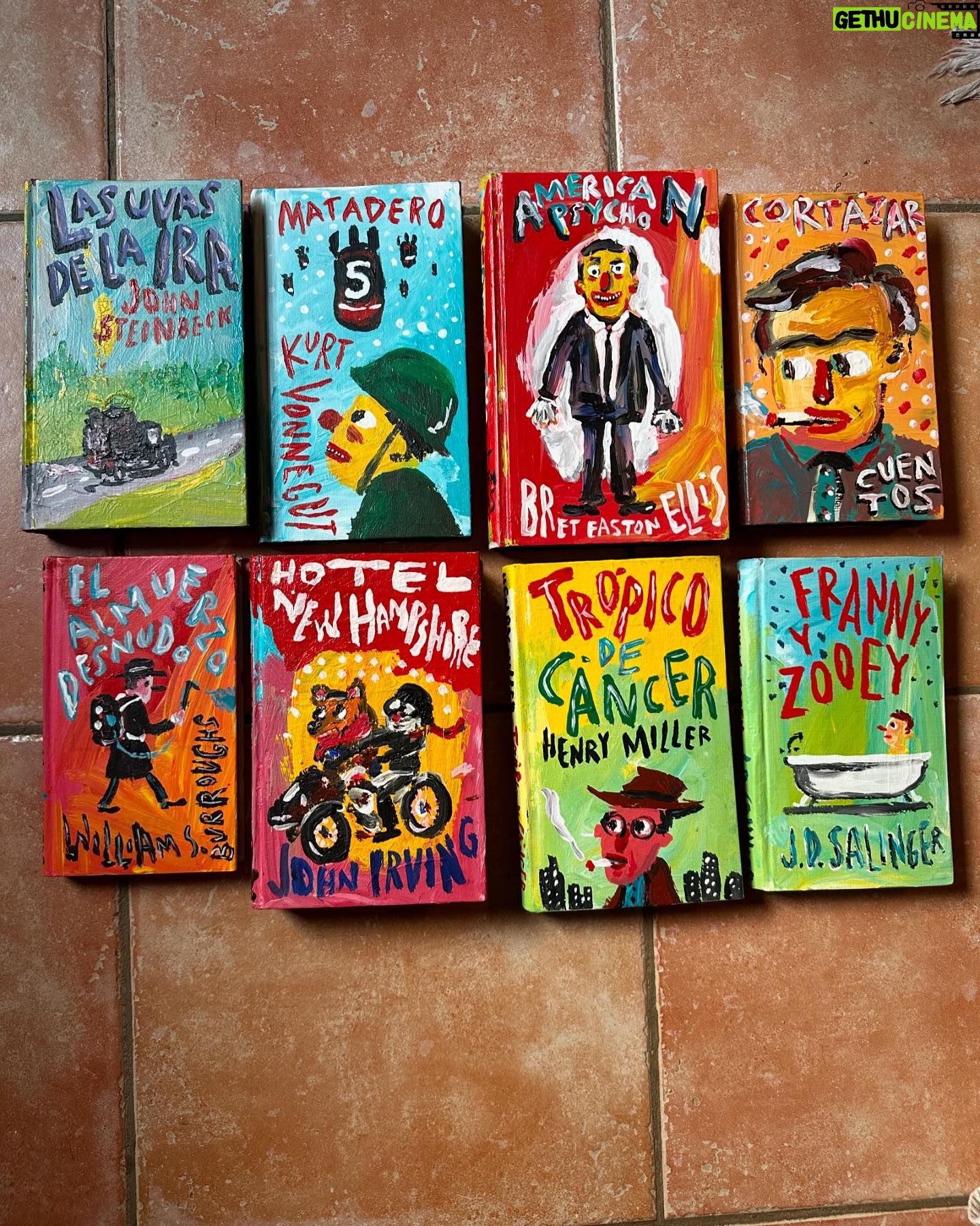 Liniers - 4.4K Likes - EncontrĆ© una librerĆa de usados y le pintĆ© unos libros a mis compaƱeros de viaje⦠#cumbierointelectual #thenada