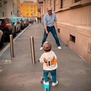 Lino Guanciale Instagram - La felicità è tante cose e nessuna. Di sicuro è istantanea, come una polaroid. Ieri è stato un compleanno meraviglioso, fatto di tantissimi istanti felici uno in fila all'altro, piccole e grandi cose che espandono il petto, tanta aria buona. Ringraziare per i tanti auguri ricevuti quest'anno per me significa questo: condividere con voi un momento di felicità perfetta, di quelli destinati a restare per sempre. La più bella delle polaroid.