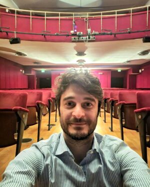 Lino Guanciale Instagram - Europeana al @piccoloteatromilano: venite a trovarci, viaggiate attraverso il '900 con noi. La memoria è carne viva, sempre.