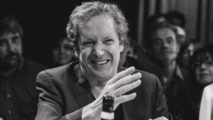 Lino Guanciale Instagram - Questa foto credo rappresenti bene la trasparenza, la dolcezza, l'allegria del tuo sguardo sul mondo, caro Ernesto. Ti sia dolcissima la musica che ascolterai adesso. A noi resta tutta quella che ci hai fatto scoprire, quella che hai saputo raccontare con amore impareggiabile.