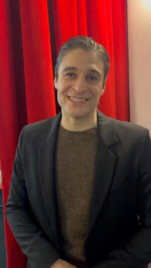 Lino Guanciale Instagram - Ci vediamo alle 18.30 in diretta Instagram qui su @grazia_it con Lino Guanciale. Come ci racconta in questo video, l’attore è al Teatro Grassi di Milano con “Ho paura torero”, un testo di Pedro Lemebel, cronista e scrittore cileno, simbolo internazionale della liberazione omosessuale. Guanciale interpreta la Fata dell’angolo, una persona transessuale che vive a Santiago negli anni della dittatura del generale Pinochet. Si innamora dello studente Carlos, che lotta contro il regime e da lui si rifugia tra un riunione clandestina e l’altra. Una storia d’amore che resiste alla violenta quotidianità, anzi è una fuga fantastica, un’immersione nel desiderio, raccontato  con ironia, sarcasmo e umorismo. Ne parliamo assieme a @lino_guanciale_official in diretta. Per partecipare con domande scrivete in direct o qui nei commenti! A più tardi!

#grazialive  #linoguanciale #hopauratorero