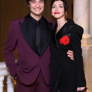 Lino Guanciale Instagram - Serata bellissima ieri a @palazzoparigi con le amiche e gli amici di @to.get.there.ets 
Grazie a @pieropiazzi e a @leonardellimassimo per questo premio: significa tanto per me, visto che arriva da voi. Grazie a mia moglie @moonriver_al e agli amici ritrovati, @andreabosca @carminerecanoofficial @marcobocci.
Grazie a @moschino per il look di Antonella e il mio, avete contribuito a rendere questa occasione indimenticabile per noi nonostante il momento così doloroso per voi ❤️