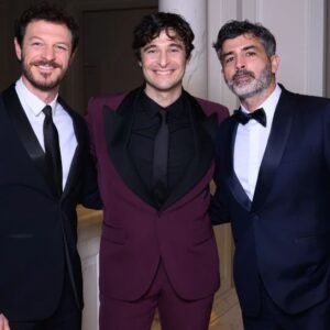 Lino Guanciale Instagram - Serata bellissima ieri a @palazzoparigi con le amiche e gli amici di @to.get.there.ets 
Grazie a @pieropiazzi e a @leonardellimassimo per questo premio: significa tanto per me, visto che arriva da voi. Grazie a mia moglie @moonriver_al e agli amici ritrovati, @andreabosca @carminerecanoofficial @marcobocci.
Grazie a @moschino per il look di Antonella e il mio, avete contribuito a rendere questa occasione indimenticabile per noi nonostante il momento così doloroso per voi ❤️