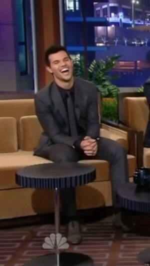 Lior Suchard Instagram - Your pin code it’s just a matter of calculations 

#taylorlautner #jayleno #tonightshow