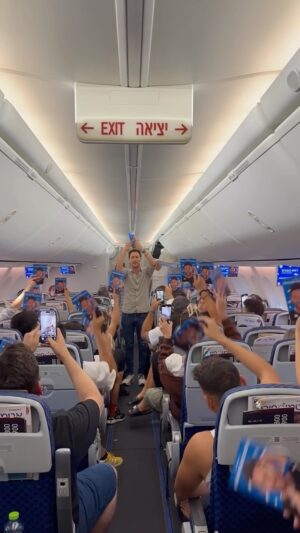 Lior Suchard Instagram - טיסתנו לברצלונה המריאה למסע יוצא דופן בין העננים עם אמן החושים הטוב בעולם, ליאור סושרד, במופע חושים מלהיב לכל המשפחה שהוכיח שגם בגובה 35 אלף רגל אפשר לקרוא מחשבות! 

#ליאורסושרד #אמןחושים #קריאתמחשבות