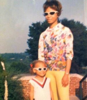Lisa Blunt Rochester Instagram - Whether you are heading to one of our amazing beaches or staying cool at home, throw your 🕶️ on and have a happy first day of summer, Delaware! ☀️⛱️