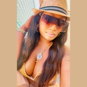 Lisa Brown Instagram - ~Live~ UNAPOLOGETICALLY‼️
~Laugh~ Despite All The BS‼️
~Love~Those That Love YOU 💕 

You And Only YOU…Control YOUR HAPPINESS!❤️