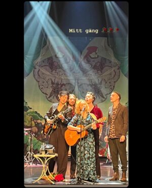 Lisa Ekdahl Instagram - VEM VET VINTAGE TOUR började som Vem vet Vinter tour då pålitliga Dolly bussen plöjde fram genom snön och natten för att nå premiären i Trollhättan. Varmaste publiken och fin recension i DN och sen var vi igång och har rullat vidare in i våren, fina publik möten och utsålt överallt.
Jag tror nog det kan kallas succé faktiskt.
Vinyl var slut på Göteborgs gigget men vi fyller på nu för fler ex har kommit så nu finns den att införskaffa igen för den som känner sig manad.
Bästa turné sällskapet gör färden upplyftande.
Det är bra för turné är rätt slitigt för kroppen men inte för själen ändå.
Och anden vinner alltid över köttet.
Det är ingen nyhet.
Älskar ER.
Tack!
