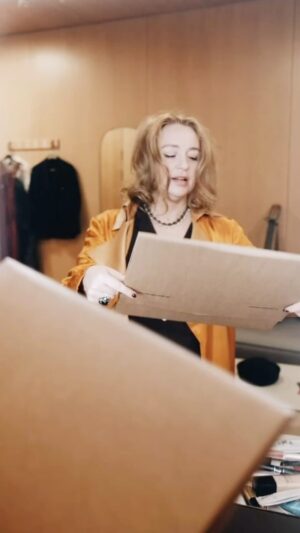 Lisa Ekdahl Instagram - NU finns mitt debut album på VINYL!
Du vet väl själv hur fint det är med vinyl och att du vill ha en?
Du vill det.
Om du inte har vinylspelare vill du ändå ha ett exemplar för dom numera smått legendariska fotona av mästerfotograf Anders Thessings skull.
Det finns dom som är trötta på sina gamla dängor och sina gamla omslag. Inte jag.
Så tacksam för att livet gav mig det här fina. Firar lite idag ✨🥂🌹
Det kan väl vara på sin plats?