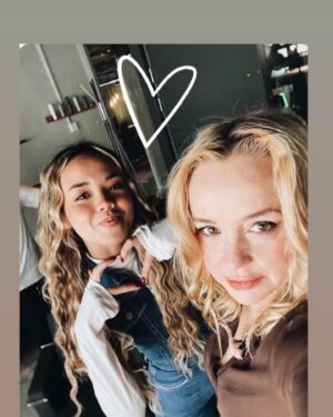 Lisa Ekdahl Instagram - Påväg till Allsångens pressträff på Solliden idag spelades Tracy Chapmans ”fast car” på radion, fast i den nya versionen med Luke Combs just som taxin rullade fram till Skansen scenen.
Jag valde att se det som ett tecken.
Tracy lämnade över sin älskade ”fast car” till Luke och jag ska på allsången lämna över min 30 år gamla dänga ”Vem vet” till knivskarpa, uppåtgående stjärnan @anjisdagbok 
Jag har levt med ”Vem vet” varje dag i 30 år nu och det är dags att någon tar över facklan. Hi hi. 🔥
Anji är i process och spelar in cover av ”Vem vet” och av det jag fått tjuvlyssna är det en banger.
Anji och jag kommer dessutom att sjunga ”Vem vet” tillsammans på allsången på Skansen den 6e augusti!
Det blir så kul.
Det finns tydligen artister som är trötta på sina gamla dängor.
Och så finns - Jag.
#vemvetförevigtimitthjärta
#vemvetförändrademittliv
@allsangskollen 
@svt @yeiworld 
@warnermusicswe