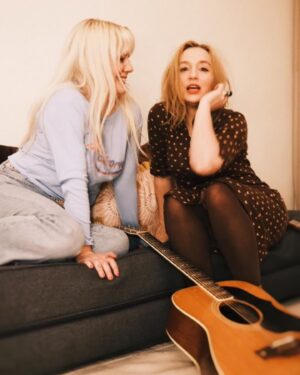 Lisa Ekdahl Instagram - Lyxiga nyheter.
Maja Francis @wherearetheunicorns gästar VEM VET VINTAGE TOUR i Stockholm och i Göteborg!
Så extra lyxigt för mig och publiken dom kvällarna.
Dom här kvällarna är sedan länge utsålda så grattis till er som var snabba för nu får ni extra grädde på moset Maja som gästar också.
Hurra! Längtar!
(Swipa för bildbevis hur bra kemi vi har ihop.)