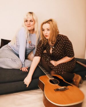 Lisa Ekdahl Instagram - Lyxiga nyheter.
Maja Francis @wherearetheunicorns gästar VEM VET VINTAGE TOUR i Stockholm och i Göteborg!
Så extra lyxigt för mig och publiken dom kvällarna.
Dom här kvällarna är sedan länge utsålda så grattis till er som var snabba för nu får ni extra grädde på moset Maja som gästar också.
Hurra! Längtar!
(Swipa för bildbevis hur bra kemi vi har ihop.)