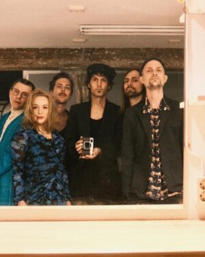 Lisa Ekdahl Instagram - Loge romantik/Backstage häng är det bästa hänget.
(Och sido-begåvning för foto gör att små viktiga ögonblick fångas och förevigas av trummis och kapellis)
Polaroid @pontusgillgren 
Fuji X100V @mathiasblomdahl