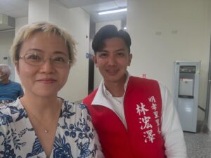 Lisa Liu Instagram - 《突如其來的台語-青鳥宣講》
永康的阿公阿嬤們好熱情

非常感動🥹

#台派的高雄里長好帥👏