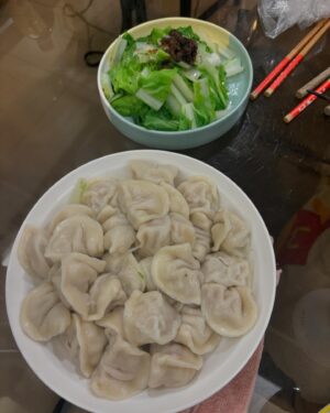 Lisa Liu Instagram - 《婚後第一次》
我煮了兩餐👏

早餐：黑糖法式吐司
晚餐：水餃/燙青菜

蜜蜂顯示為「嚇死」「有夠驚」😂

#目前吃完全家人還活著
#可喜可賀👏啪唧啪唧