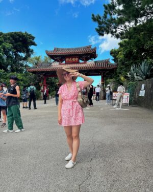 Lisa Liu Instagram - 沖繩首里城修復中

2019年電路失火、空燒五小時無警報才被巡警發現
木造建築全部燒毀
#首里城第五次全毀

目前緊鑼密鼓重建中
預計2026年完工