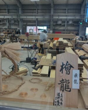 Lisa Liu Instagram - 沖繩首里城修復中

2019年電路失火、空燒五小時無警報才被巡警發現
木造建築全部燒毀
#首里城第五次全毀

目前緊鑼密鼓重建中
預計2026年完工