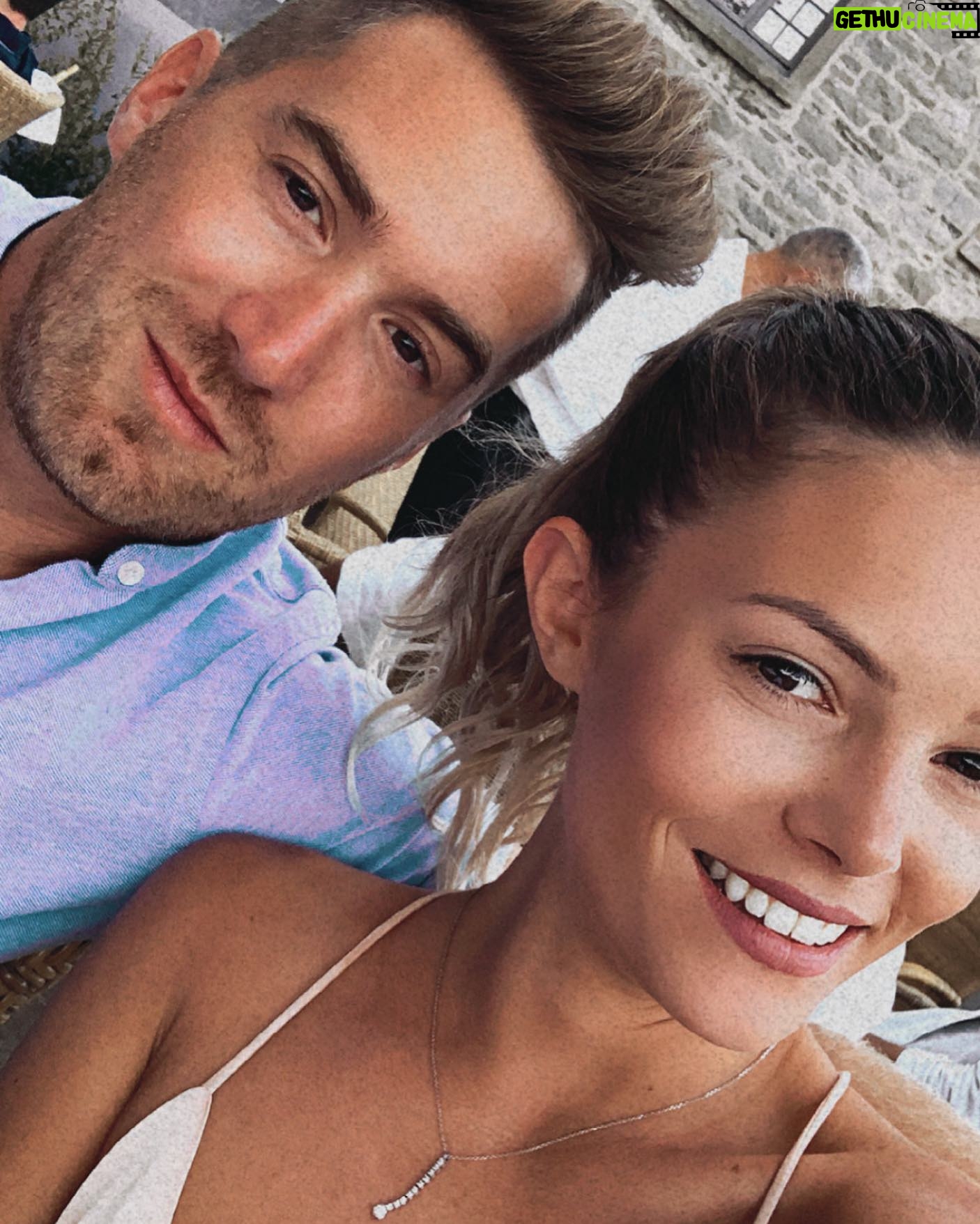 Lisa Massé - 367 Likes - ᴠᴀ ʟ ᴇ ɴ ᴛ ɪ ɴ ᴇ's ᴅ ᴀ ʏ
.
Je suis le genre de fille qui croit au grand amour depuis toujours, ma tendre moitié. Même si certains gars dans mon passé m’ont fait du mal, jamais je n’ai arrêté d’y croire et pouff te voilà, le cousin du Tchum à ma meilleure amie 😅😂
La vie est extrêmement bien fait et j’ai tellement de gratitude de t’avoir dans ma vie. Tous les jours je dis merci à Dieu, parce que ensemble notre vie est magique❤️🥰
.
#love #valentines #myhalf #happy #magiclife #happy #perfect #grateful