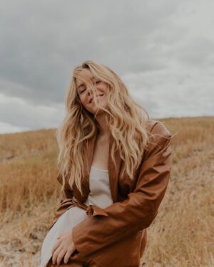 Lisa Teige Instagram - 🤎🌾

📸 @victoriajoyphoto