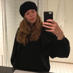 Lisa Teige Instagram - Does anyone know how to deal with this hat