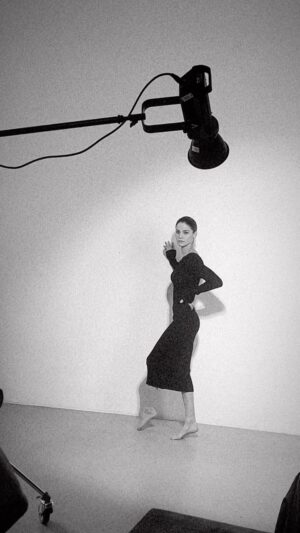 Lisa Tomaschewsky Instagram - I‘m grateful for being a woman. Pls support the women who suffer from oppression, violence and disrespect

h m @ninag_makeup 
  @makeupartist_yvonnegupta 
shot during a production with @peterulimax