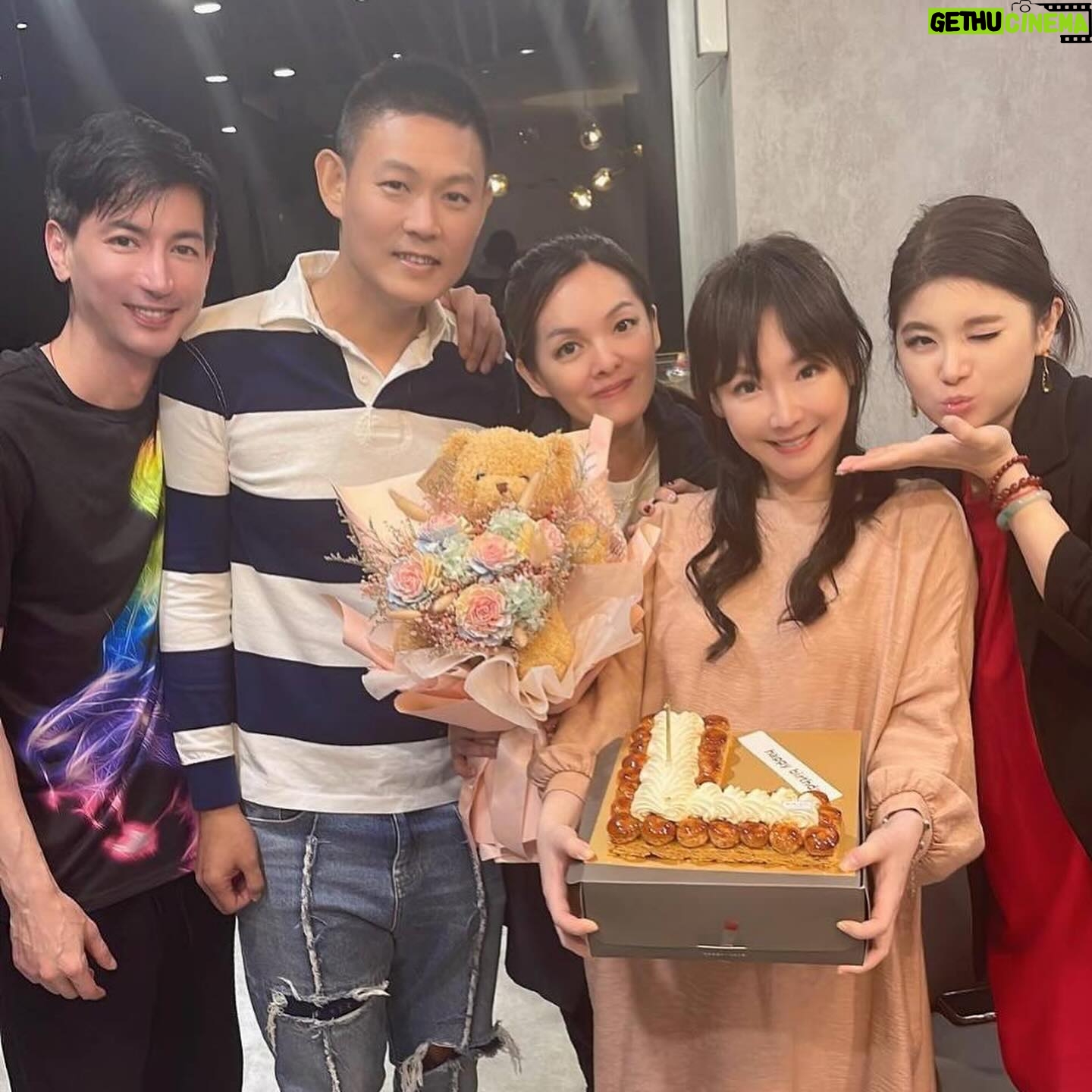 Lisa Wang - 144 Likes - 5.16.2024
收工趕去 #首爾富韓式料理鍋物蘆洲中原店 原本以為只是跟好朋友們溫馨聚餐, 一到就大吃特吃我愛吃的韓式料理😍 豐盛的鍋物,香噴噴的烤肉還有各種正宗的韓式菜色❣️ (貪吃一直忘記拍照😅)在舒服的包廂聊天唱歌到快12am 想說又不是週末大家怎麼還沒有要回家🧐 沒想到出去包廂接完電話回來推開門被Surprise到🤣 讓我受寵若驚❤️ 謝謝哥的用心幫我精心安排😍 活到這個年紀身邊有緣遇見你們是我的福氣❣️
🌟【蘆洲首爾富中原店】
🕒 營業時間:
- 週一至週五:17:00 - 00:00
- 例假日及週末:11:00 - 00:00
📞 預約電話:02-22897007
❗️包廂僅此一間請提早預約❗️
