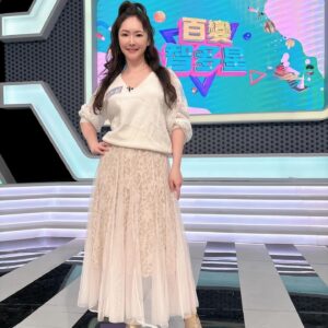 Lisa Wang Instagram - 發現還沒po分享之前錄的 @100changestar ！ 能在娛樂中學習是最棒的❤️ 第一次跟 @vincentandstaceysweddingparty  Stacey 一起錄節目！ 期待下次我們在相遇😀 @huang_roro 的台風實在太強了！ 秒速回答！❤️