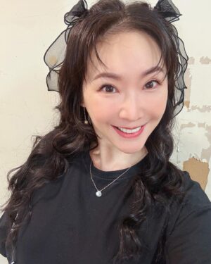 Lisa Wang Instagram - 好開心今天終於又回到 @sandyandjackyshow 節目現場！有2年的時間沒來了😆 
好喜歡今天的妝法❣️蝴蝶結不是我自己準備的啦😝 謝謝髮型師送我的小禮物🙏 大家有覺得髮型像誰嗎？ 經典人物喔😆

#lisaswang王俐人 #lisawang #王俐人 #lisa美俐人生 #小明星大跟班