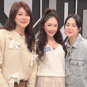 Lisa Wang Instagram - 發現還沒po分享之前錄的 @100changestar ！ 能在娛樂中學習是最棒的❤️ 第一次跟 @vincentandstaceysweddingparty  Stacey 一起錄節目！ 期待下次我們在相遇😀 @huang_roro 的台風實在太強了！ 秒速回答！❤️