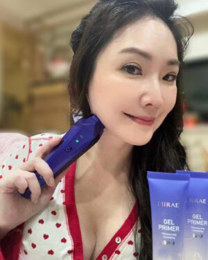 Lisa Wang Instagram - 蘋果肌不溜走！一週2次簡單輕鬆維持年輕美麗！
👸我的美俐美容儀🔗 https://mirae.tw/未來美-雙波機
🎬留言處有影片喔！看我怎麽在家便利保養❤️

我是熟女， 不過怕痛不敢做醫美、但又想維持年輕有彈性的膚況。 搜尋了很久找到了「未來美-逆時微電雙波機」 。 試了之後覺得超級好用， 一定要來分享這個寶貝專業溫熱容易隨身攜帶的美容儀～

⭐️24K鍍金能量頭、底座紫外光充電殺菌、無線操作👏
⭐️搭配導入凝膠
1️⃣RF（溫感撫紋)
👉37～42度微微熱感，只要輕輕的很舒服的在臉上滑動按摩就可以幫助臉部循環撫平細紋。
2️⃣EMS（微電按摩）
👉像橡皮筋輕輕的彈在臉上，會讓肌膚變得更緊實有彈性！
3️⃣RF EMS 雙波一起來可以加強下顎，線條的清晰度喔！

雖然歲月不饒人，不過只要我們找到對的方法好好認真保養就不怕失去美麗的自我❤️

momo也買得到🔗 https://mirae.tw/37VdN

@MIRAE未來美 
#未來美 #未來美美容儀 #逆時微電雙波機