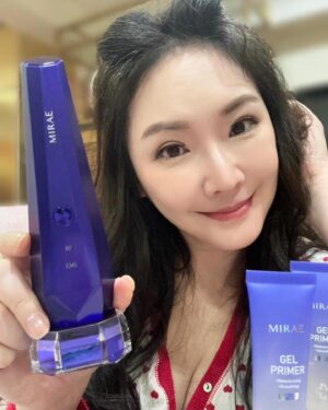 Lisa Wang Instagram - 蘋果肌不溜走！一週2次簡單輕鬆維持年輕美麗！
👸我的美俐美容儀🔗 https://mirae.tw/未來美-雙波機
🎬留言處有影片喔！看我怎麽在家便利保養❤️

我是熟女， 不過怕痛不敢做醫美、但又想維持年輕有彈性的膚況。 搜尋了很久找到了「未來美-逆時微電雙波機」 。 試了之後覺得超級好用， 一定要來分享這個寶貝專業溫熱容易隨身攜帶的美容儀～

⭐️24K鍍金能量頭、底座紫外光充電殺菌、無線操作👏
⭐️搭配導入凝膠
1️⃣RF（溫感撫紋)
👉37～42度微微熱感，只要輕輕的很舒服的在臉上滑動按摩就可以幫助臉部循環撫平細紋。
2️⃣EMS（微電按摩）
👉像橡皮筋輕輕的彈在臉上，會讓肌膚變得更緊實有彈性！
3️⃣RF EMS 雙波一起來可以加強下顎，線條的清晰度喔！

雖然歲月不饒人，不過只要我們找到對的方法好好認真保養就不怕失去美麗的自我❤️

momo也買得到🔗 https://mirae.tw/37VdN

@MIRAE未來美 
#未來美 #未來美美容儀 #逆時微電雙波機
