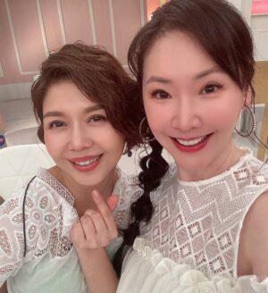 Lisa Wang Instagram - 姊妹亮起來 首播於2022.2月～當時聽到是 于子育（琇琴）姊主持的, 我一直盼望有機會被邀約上節目，但是一直沒有機會能參與到。 終於！ 謝謝製作單位這次的邀約！一定要記錄一下 2024.6.24 我第一次來上了 #姊妹亮起來  啦🎉🙏 太喜歡節目的輕鬆節奏， 梁赫群小梁哥的風趣幽默😁  這集主題是跟我們結婚婦女的另一半有關🫢 Ryan 林琮軒 老公～請不要太介意啊🤗

#lisawang王俐人 #lisawang #王俐人#綜藝 #電視  #tvshow #talkshow #lisa美俐人生