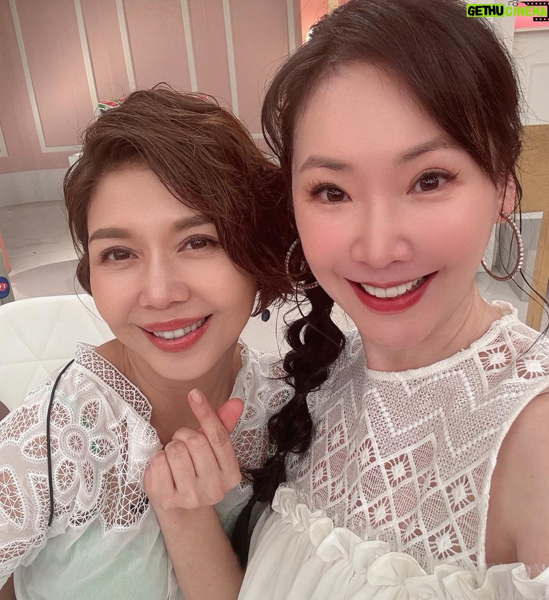 Lisa Wang - 157 Likes - 姊妹亮起來 首播於2022.2月~當時聽到是 于子育(琇琴)姊主持的, 我一直盼望有機會被邀約上節目,但是一直沒有機會能參與到。 終於! 謝謝製作單位這次的邀約!一定要記錄一下 2024.6.24 我第一次來上了 #姊妹亮起來 啦🎉🙏 太喜歡節目的輕鬆節奏, 梁赫群小梁哥的風趣幽默😁 這集主題是跟我們結婚婦女的另一半有關🫢 Ryan 林琮軒 老公~請不要太介意啊🤗
#lisawang王俐人 #lisawang #王俐人#綜藝 #電視 #tvshow #talkshow #lisa美俐人生