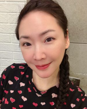Lisa Wang Instagram - 人生不需要轟轟烈烈只需要真心真意。 我們還能活到幾歲？ 好好珍惜身邊的家人，朋友吧！ 要你每天開開心心好好睡覺說的容易做的難應為我們每個人的生活壓力～但是真的要學會多愛自己！ 你為別人想別人不見得會為你想。做好自己， 無怨無悔不傷害人， 不欺騙人很重要！ 但是做人也真的不要太自私啦😂 
題外話， 自從去 @lazygaleyelash 霧純後不管心情好不好，每天氣色都看起來好好👍 👄

#好好愛自己 #真友誼來得不易 #霧純