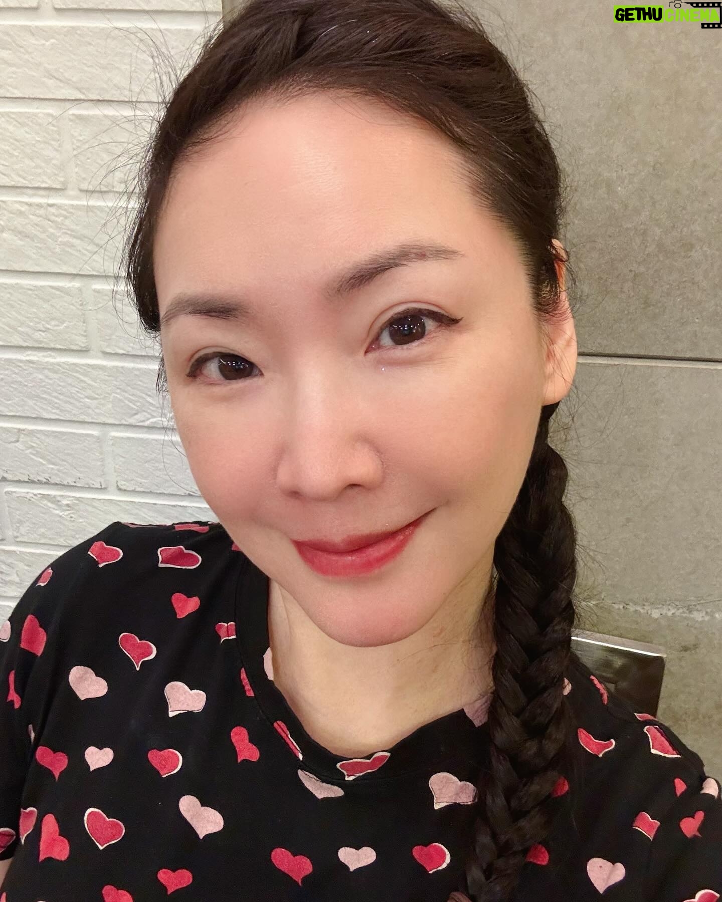 Lisa Wang - 123 Likes - 人生不需要轟轟烈烈只需要真心真意。 我們還能活到幾歲? 好好珍惜身邊的家人,朋友吧! 要你每天開開心心好好睡覺說的容易做的難應為我們每個人的生活壓力~但是真的要學會多愛自己! 你為別人想別人不見得會為你想。做好自己, 無怨無悔不傷害人, 不欺騙人很重要! 但是做人也真的不要太自私啦😂
題外話, 自從去 @lazygaleyelash 霧純後不管心情好不好,每天氣色都看起來好好👍 👄
#好好愛自己 #真友誼來得不易 #霧純