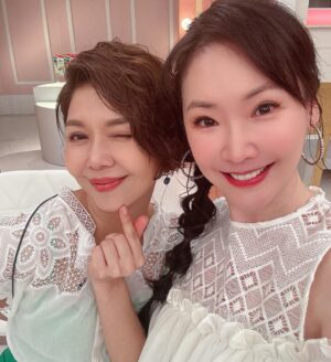Lisa Wang Instagram - 姊妹亮起來 首播於2022.2月～當時聽到是 于子育（琇琴）姊主持的, 我一直盼望有機會被邀約上節目，但是一直沒有機會能參與到。 終於！ 謝謝製作單位這次的邀約！一定要記錄一下 2024.6.24 我第一次來上了 #姊妹亮起來  啦🎉🙏 太喜歡節目的輕鬆節奏， 梁赫群小梁哥的風趣幽默😁  這集主題是跟我們結婚婦女的另一半有關🫢 Ryan 林琮軒 老公～請不要太介意啊🤗

#lisawang王俐人 #lisawang #王俐人#綜藝 #電視  #tvshow #talkshow #lisa美俐人生