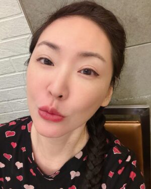Lisa Wang Instagram - 人生不需要轟轟烈烈只需要真心真意。 我們還能活到幾歲？ 好好珍惜身邊的家人，朋友吧！ 要你每天開開心心好好睡覺說的容易做的難應為我們每個人的生活壓力～但是真的要學會多愛自己！ 你為別人想別人不見得會為你想。做好自己， 無怨無悔不傷害人， 不欺騙人很重要！ 但是做人也真的不要太自私啦😂 
題外話， 自從去 @lazygaleyelash 霧純後不管心情好不好，每天氣色都看起來好好👍 👄

#好好愛自己 #真友誼來得不易 #霧純