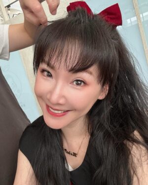 Lisa Wang Instagram - 謝謝 @pengpeng_makeup 幫我打造#小魔女宅急便 Kiki可愛造型❤️ 

話說大家還好嗎？
4/3 日地震後餘震不斷～今早凌晨被搖醒後就一直感覺在坐船， 暈倒不行😓希望大家都安好🙏

報導說：今日凌晨 2 點 26 分東部先是發生芮氏規模 6.0 地震，地震深度 10 公里；緊接 2 點 32 分又發生規模 6.3 地震，深度僅 5.5 公里，而且花蓮出現 5 弱震度，依照新制標準已達會造成災害的震度，初步研判仍為 4 月 3 日規模 7.2 地震的餘震。
因為南邊短期內較少釋放，所以一次可能以較大規模形式釋放，而且這邊的能量釋放尚未穩定，昨日傍晚只是開始，目前仍在高峰期，數量會持續增加，後續還會有規模 4、5、6 的餘震，較大規模確切會有多久則未知，但提醒民眾非必要勿入山區！

#lisawang王俐人 #lisawang #王俐人 #小魔女宅急便 #kiki #地震 #餘震 #天佑台灣