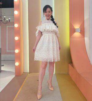 Lisa Wang Instagram - 姊妹亮起來 首播於2022.2月～當時聽到是 于子育（琇琴）姊主持的, 我一直盼望有機會被邀約上節目，但是一直沒有機會能參與到。 終於！ 謝謝製作單位這次的邀約！一定要記錄一下 2024.6.24 我第一次來上了 #姊妹亮起來  啦🎉🙏 太喜歡節目的輕鬆節奏， 梁赫群小梁哥的風趣幽默😁  這集主題是跟我們結婚婦女的另一半有關🫢 Ryan 林琮軒 老公～請不要太介意啊🤗

#lisawang王俐人 #lisawang #王俐人#綜藝 #電視  #tvshow #talkshow #lisa美俐人生
