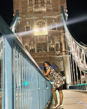 Lisha Chinnu Instagram - Tower bridge ! 🌉 
.
.
.
With D right feel sung by @aalaapraju ! 
Pic @josika.g 

#london #shootlife🎬 #uk #june #workandchill