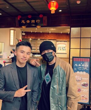 Liu Jun Wei Instagram - 某天晚餐，與杰倫哥聊天：

「阿緯，聽說你開了蝦仁飯？！」
「是啊，杰倫哥歡迎有空來吃一下。」
「好喔，改天支持一下。」

然後….真的說到做到的出現了😭

沒想到杰倫哥特喜歡 #威士忌牛肉燥蛋飯😋

謝謝 @jaychou @chungchingstore 
#說到做到 
#忠青商行 #台北第一蝦仁飯 #文青飯館