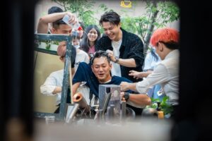 Liu Jun Wei Instagram - 從照片可以看出藝人在演藝圈的功能性：

想學洗頭找➡️邱勝翊。

想學澆花找➡️劉峻緯。

有事沒事找➡️廖威廉。

若組團必定大紅大紫！🔥

@lets_open42 #來吧營業中2 
@prince_pstar @liaowilliam