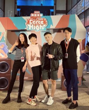 Liu Jun Wei Instagram - 謝謝 #宏匯廣場 舉辦的舞蹈比賽🔥！

這已經是第二年舉辦了，很多小朋友參與的比賽，感覺很棒。

本人距離上次在舞台上Solo應該已經超過十年了🤣

影片分享：

Solo過程中，我心血來潮準備要下個大風車轉一下～～🌪️

我發現身體出現警訊，建議我不要這麼做‼️🙅🏻‼️

提醒我已經38歲了，還是做個單手倒立就好✅🤣

@dimdimsumtw #點點心
@chungchingstore #忠青商行 
@honhuiplaza #謝謝崔總 
#點點心是贊助廠商喔