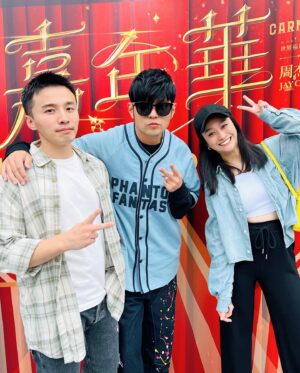 Liu Jun Wei Instagram - 帶女友來追周杰倫，女友一直吵要我站起來揮手讓周董發現，但他不知道的是…..
.
.
.
.
.
我已經站很久了。

@tiffanywenyichien 
@jaychou
#周杰倫 #摩天輪 #香港 #演唱會