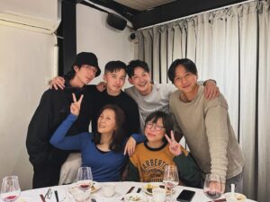 Liu Jun Wei Instagram - 昨晚的聚餐，都在聊剛出道發片時期的時光，這個話題我沒有參與太多回憶，因為我唱的不多。

威廉也是。
（前面兩位美女是當年唱片公司的大佬） 
#Lollipop #棒棒堂