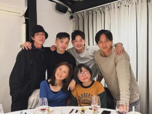 Liu Jun Wei Instagram - 昨晚的聚餐，都在聊剛出道發片時期的時光，這個話題我沒有參與太多回憶，因為我唱的不多。

威廉也是。
（前面兩位美女是當年唱片公司的大佬） 
#Lollipop #棒棒堂