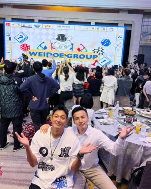 Liu Jun Wei Instagram - 很開心隔了三年終於又能聚在一起!!

過去三年在疫情的影響下，對餐飲業來說非常艱難挑戰，但我們靠著團隊的合作，不畏懼發展的勇氣，與快速的應變能力，在這三年中逆勢成長。

然後大家看到韋禮安，就忘記我了……還好威廉也沒人理，我們能取暖一下。

今天真的很開心，所有去唱歌的，注意安全回家喔😎

@dimdimsumtw @chungchingstore 
@weibirdmusic @liaowilliam 
#點點心 #忠青商行 #春酒 #緯豆集團